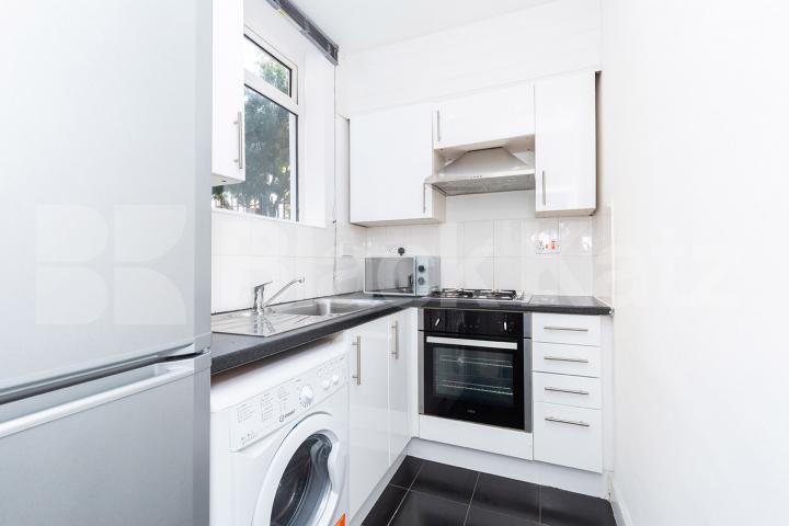 Three double bedroom property with modern kitchen and spacious lounge Damien Street, Whitechapel